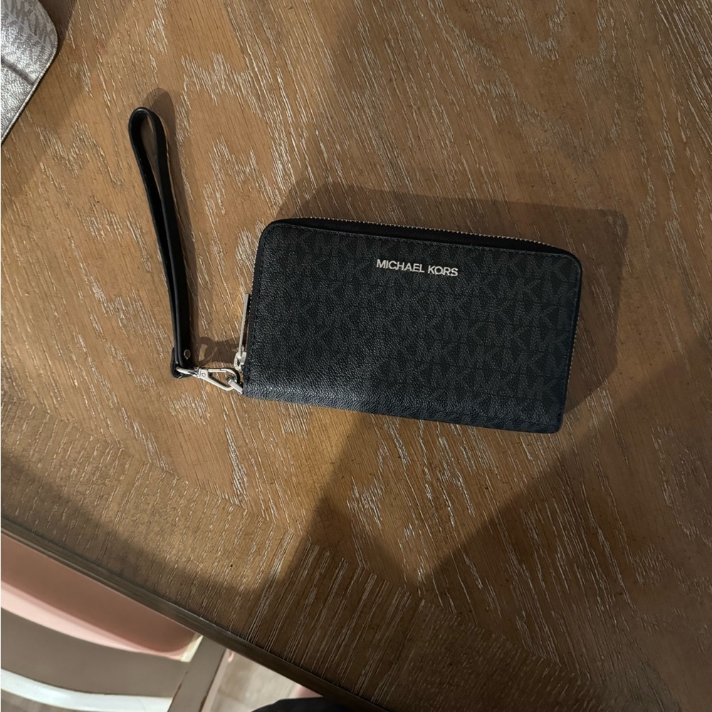 Michael Kors wristlet wallet black